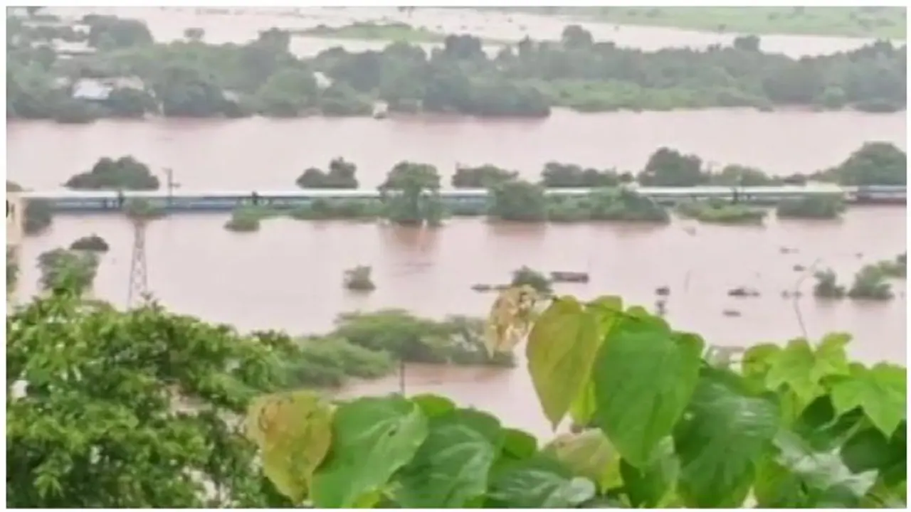 மகாலட்சுமி எக்ஸ்பிரஸ் நடு வெள்ளத்தில் சிக்கிய 700 பேர்...நடுங்கவைக்கும் பகீர் வீடியோ... மகாலட்சுமி எக்ஸ்பிரஸ் நடு வெள்ளத்தில் சிக்கிய 700 பேர்...நடுங்கவைக்கும் பகீர் வீடியோ...