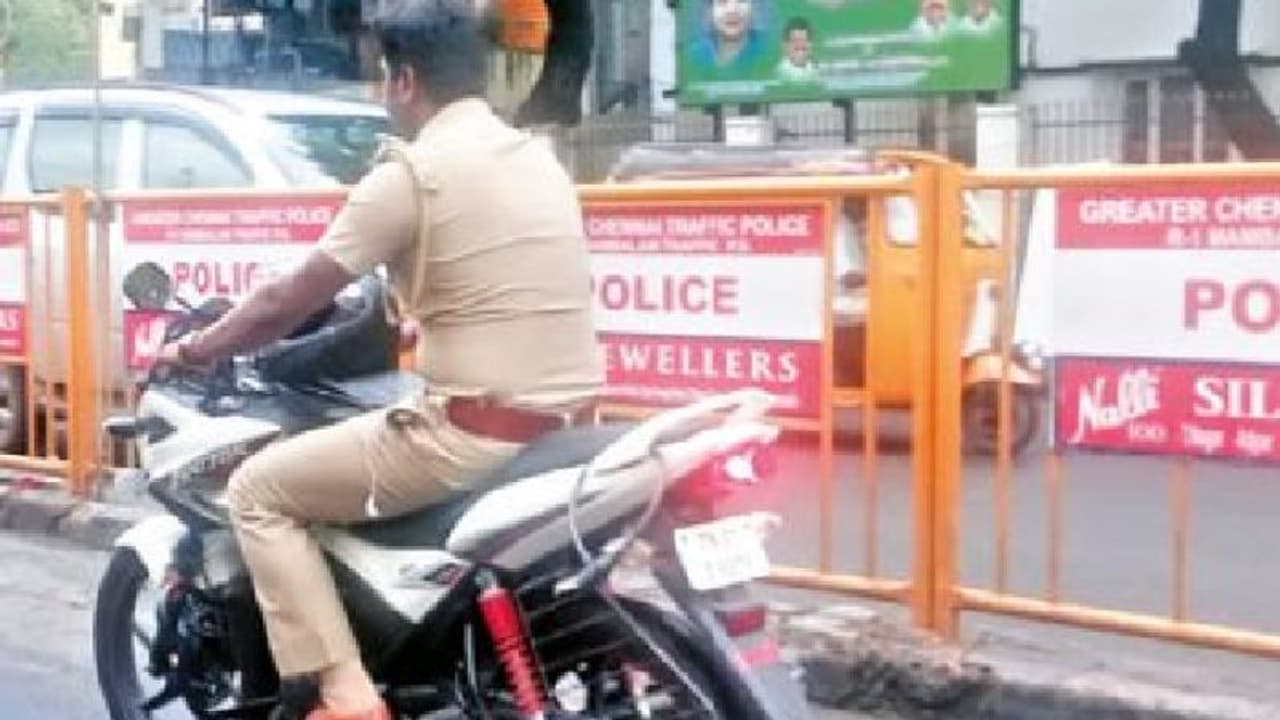 ಸಾರ್ವಜನಿಕರ ದೂರು, ಹೆಲ್ಮೆಟ್ ಧರಿಸದ ಸಬ್ ಇನ್ಸ್‌ಪೆಕ್ಟರ್ ಸಸ್ಪೆಂಡ್!