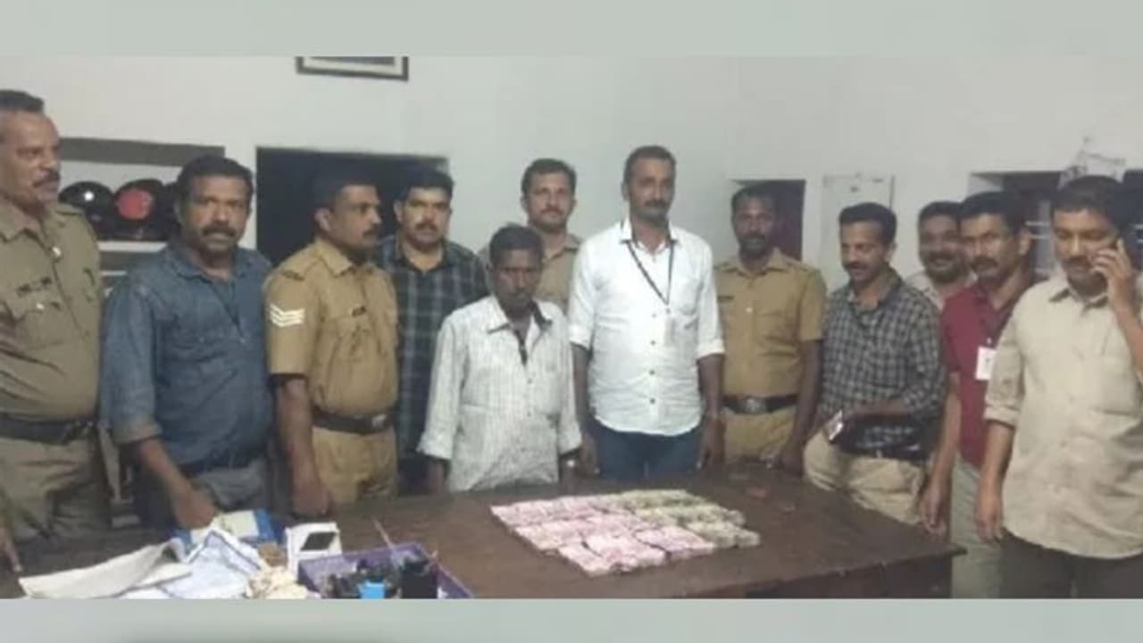 രേഖകളില്ലാതെ കടത്തിയത് 34 ലക്ഷം രൂപ; മധുര സ്വദേശി പിടിയില് രേഖകളില്ലാതെ കടത്തിയത് 34 ലക്ഷം രൂപ; മധുര സ്വദേശി പിടിയില്