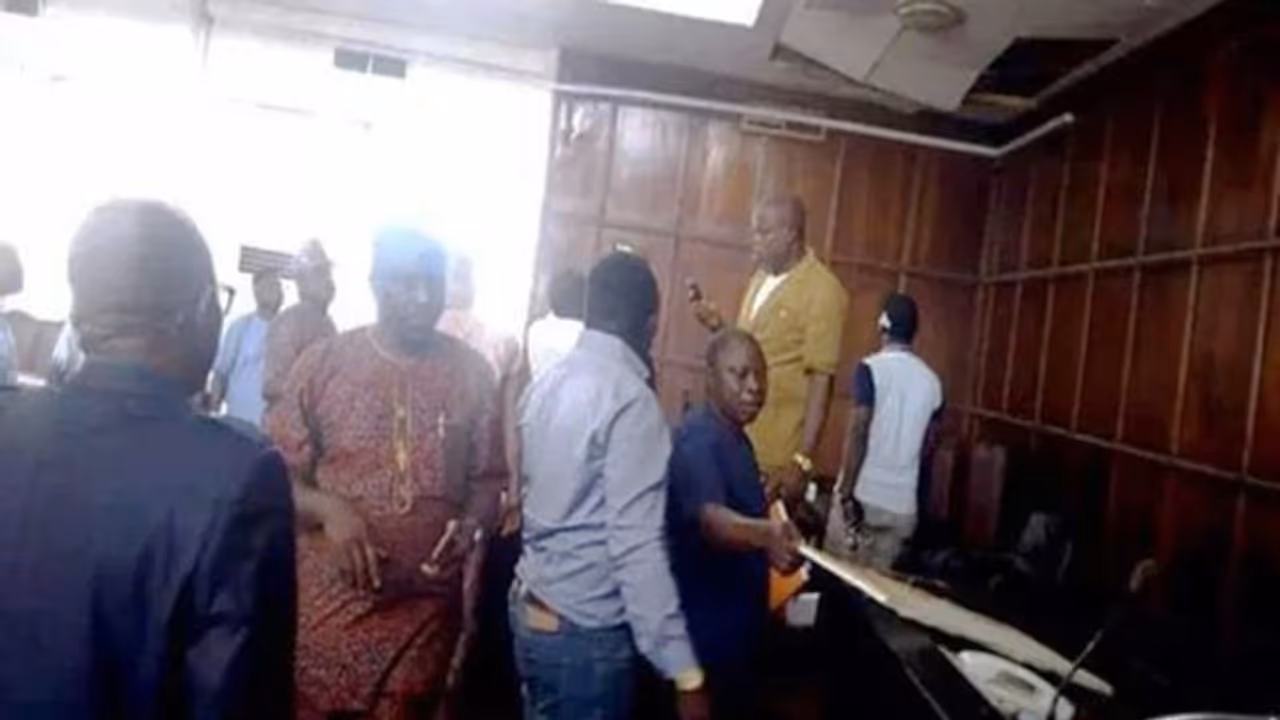 सांप घुसने के कारण अनिश्चितकाल के लिए स्थगित हो गई इस देश की संसद सांप घुसने के कारण अनिश्चितकाल के लिए स्थगित हो गई इस देश की संसद