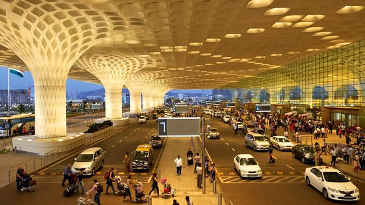 एयरपोर्ट पर फोन कर शख्स ने पूछा बॉम्बे, अधिकारी को सुनने में हुआ धोखा और फिर... एयरपोर्ट पर फोन कर शख्स ने पूछा बॉम्बे, अधिकारी को सुनने में हुआ धोखा और फिर...