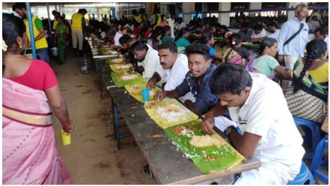 மொய் விருந்தில் கிடைத்த ரூ.4.5 கோடி... ஒரே நாளில் ஆட்டையை போட வந்த கொள்ளையர்களால் அதிர்ச்சி..! மொய் விருந்தில் கிடைத்த ரூ.4.5 கோடி... ஒரே நாளில் ஆட்டையை போட வந்த கொள்ளையர்களால் அதிர்ச்சி..!