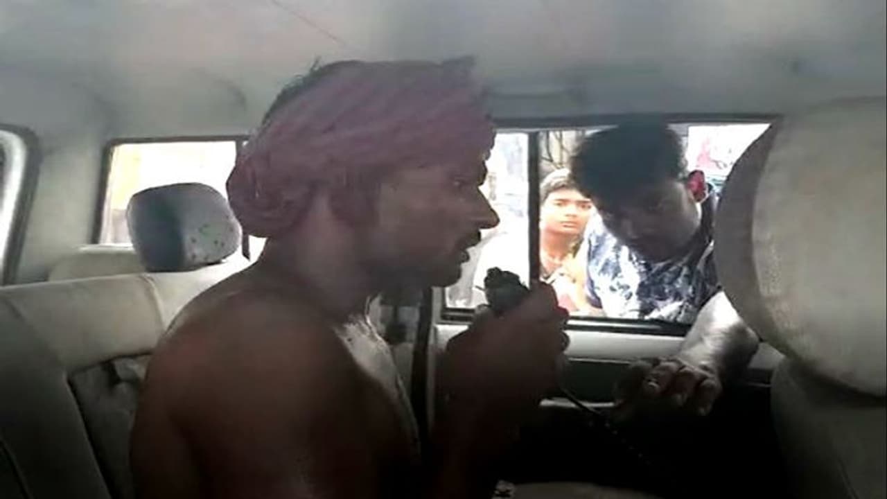 কামড়, আঁচড়, ওয়্যারলেসে নির্দেশ, যুবককে উদ্ধার করতে গিয়ে নাজেহাল পুলিশ কামড়, আঁচড়, ওয়্যারলেসে নির্দেশ, যুবককে উদ্ধার করতে গিয়ে নাজেহাল পুলিশ