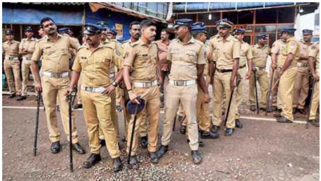 'മൂന്നാം മുറ'ക്കാര്ക്ക് പിടിവീഴും; പട്ടിക തയ്യാറാക്കാന് ഡിജിപിയുടെ നിര്ദ്ദേശം 'മൂന്നാം മുറ'ക്കാര്ക്ക് പിടിവീഴും; പട്ടിക തയ്യാറാക്കാന് ഡിജിപിയുടെ നിര്ദ്ദേശം