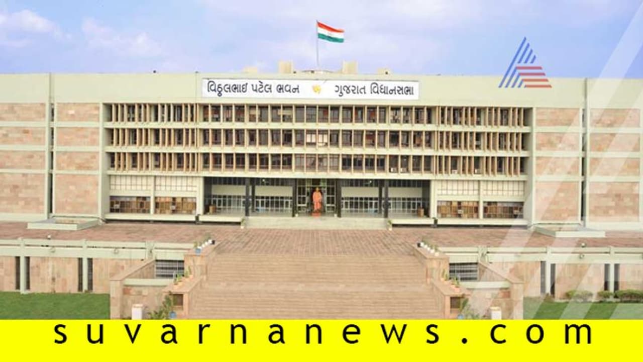 టీ షర్ట్ , జీన్స్ ధరించి అసెంబ్లీకి ఎమ్మెల్యే: బయటకు పంపిన స్పీకర్ టీ షర్ట్ , జీన్స్ ధరించి అసెంబ్లీకి ఎమ్మెల్యే: బయటకు పంపిన స్పీకర్