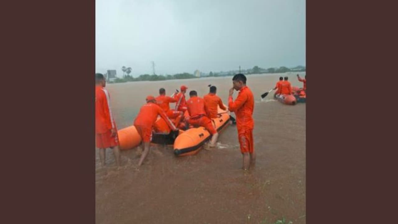 অবশেষে বন্যায় আটকে থাকা মহালক্ষ্মী এক্সপ্রেসের হাজারেরও বেশি যাত্রীকে উদ্ধার করা গেল
