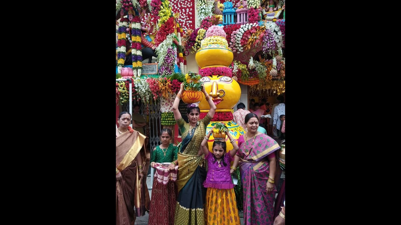 తెలంగాణలో ఆషాడ బోనాల సంబరాలు షురూ! తెలంగాణలో ఆషాడ బోనాల సంబరాలు షురూ!