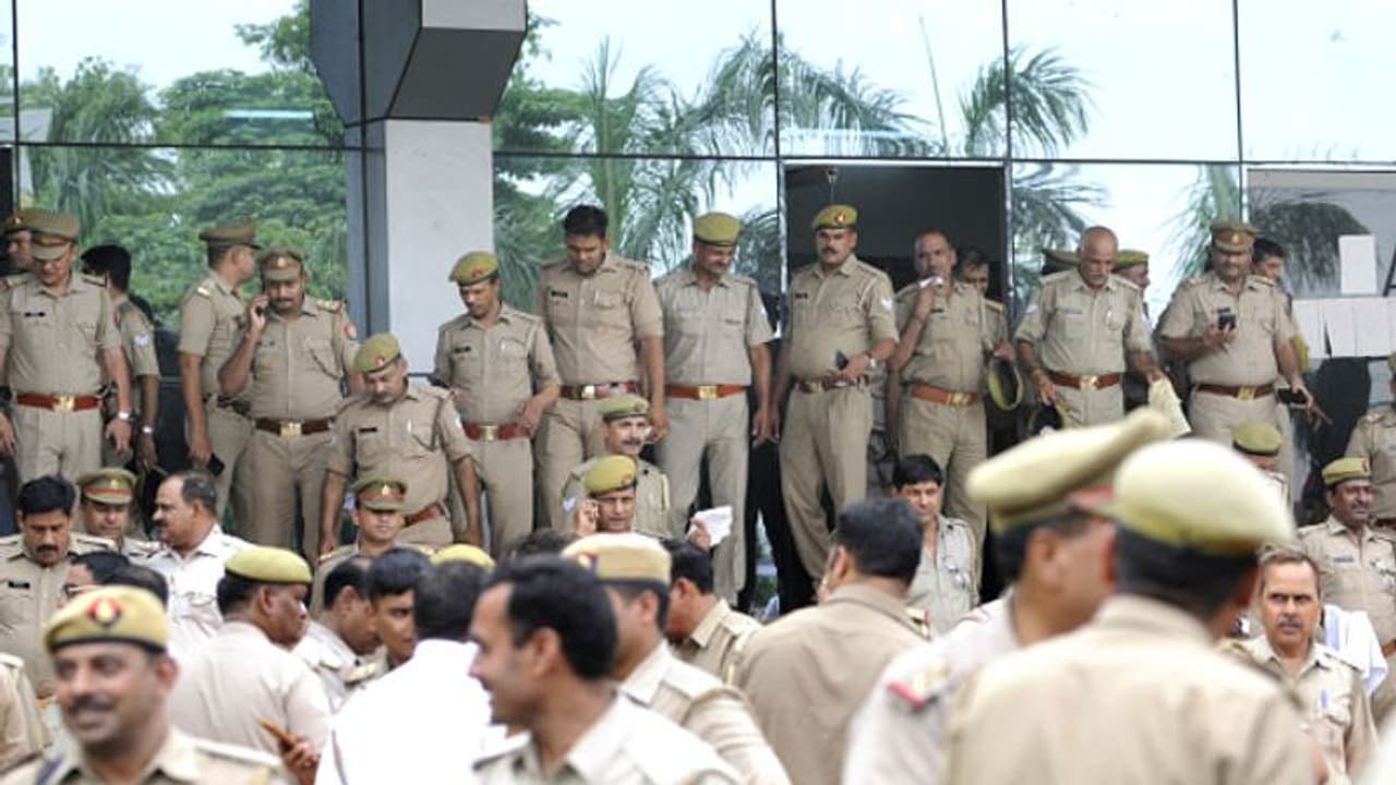 ভরা এজলাসে উর্দি খুলিয়ে পুলিশকর্মীকে অপদস্থ, উল্টে শাস্তি পেলেন বিচারকই