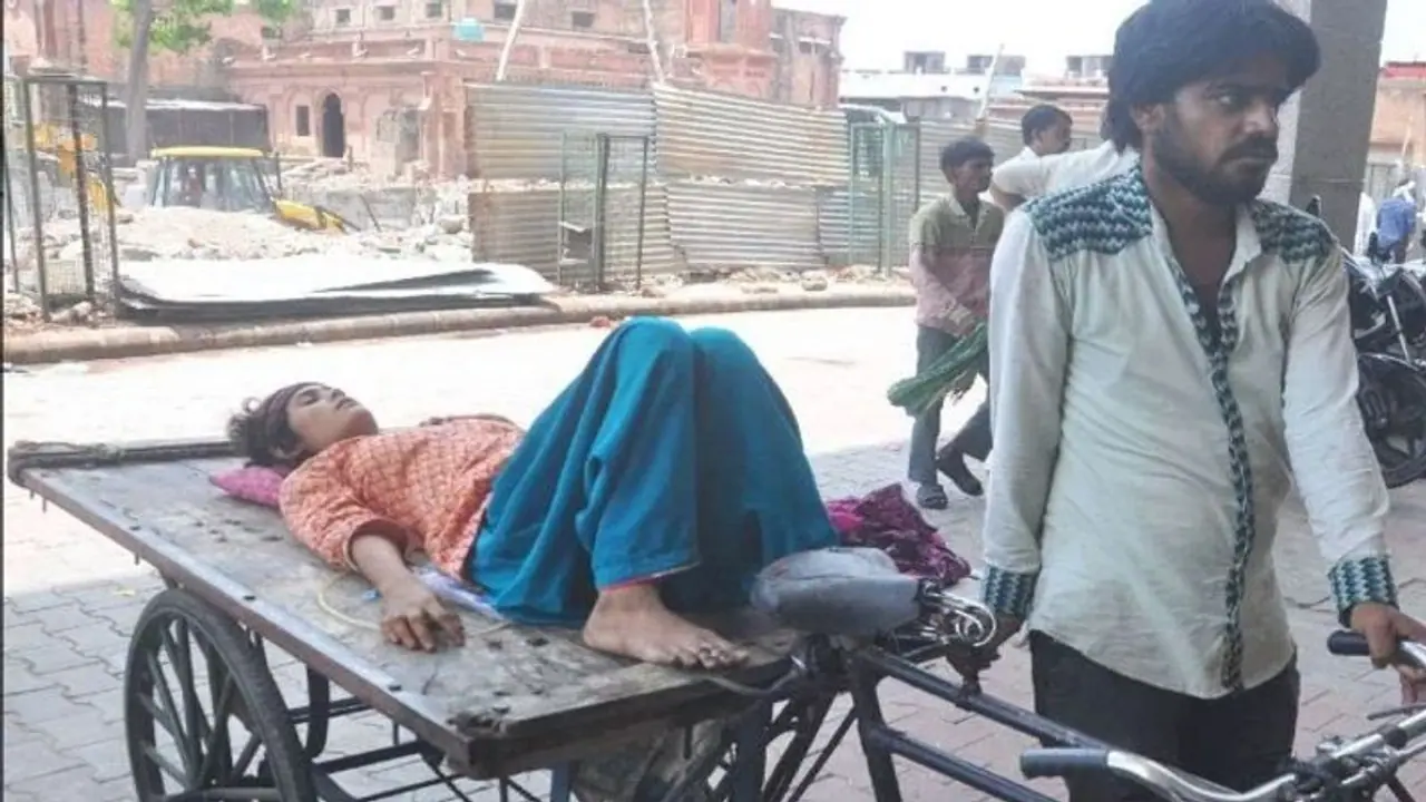 मानवता फिर शर्मसार, बीमार पत्नी को गोद में उठाकर पहुंचाया 8th फ्लोर मानवता फिर शर्मसार, बीमार पत्नी को गोद में उठाकर पहुंचाया 8th फ्लोर