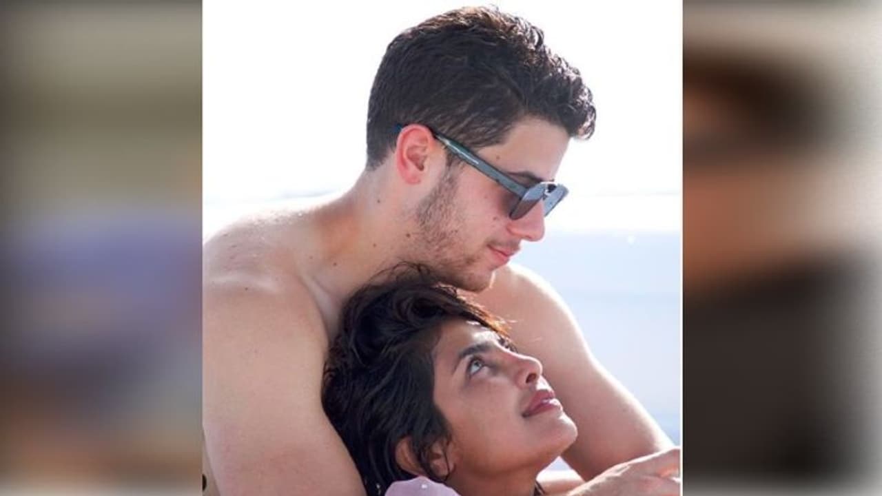 রোম্যান্টিক মুডে নিক প্রিয়ঙ্কা, ক্যাপশনে 'মাই হার্ট'! মুহুর্তে ছবি ভাইরাল নেট দুনিয়ায় রোম্যান্টিক মুডে নিক প্রিয়ঙ্কা, ক্যাপশনে 'মাই হার্ট'! মুহুর্তে ছবি ভাইরাল নেট দুনিয়ায়