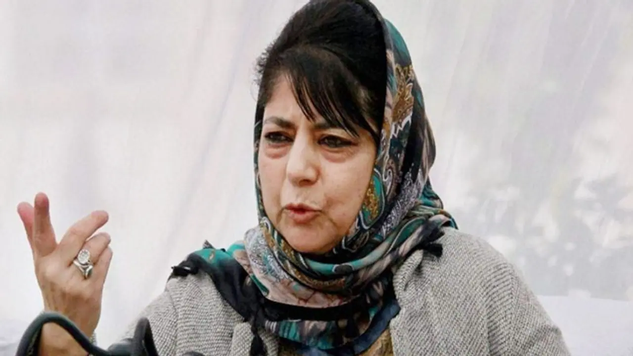 ওরা আমাকে গ্রেফতার করলেও অবাক হব না! বিস্ফোরক মেহবুবার মেয়ে