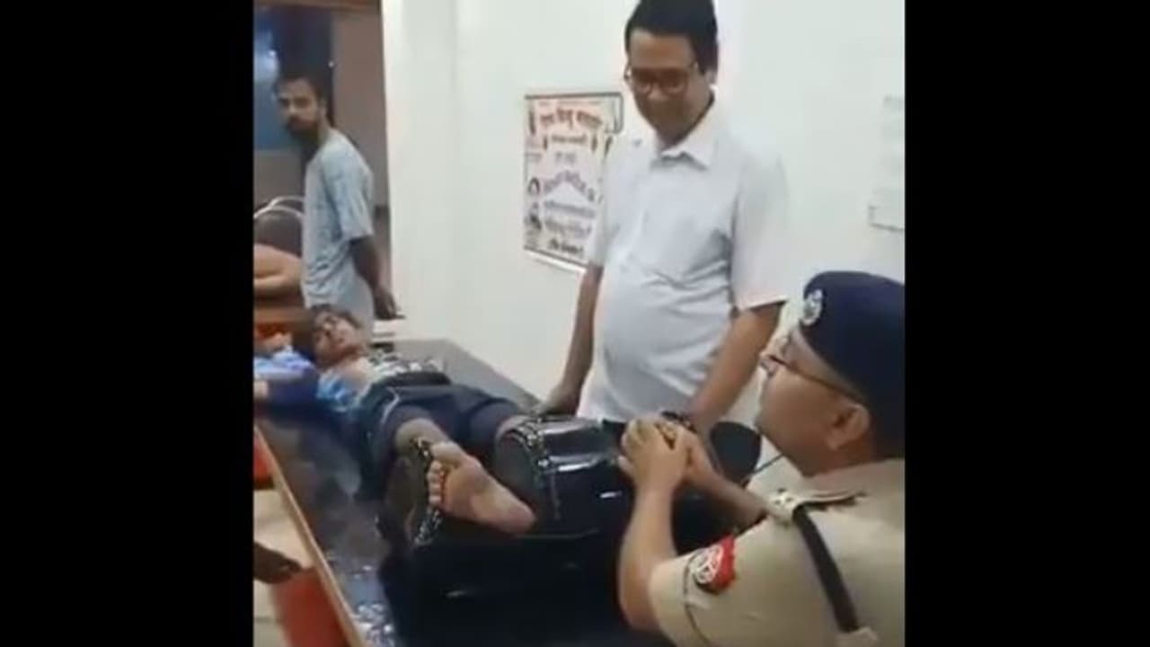 পুলিশ পা টিপে দিচ্ছে এক তীর্থযাত্রীর, ভিডিও ভাইরাল সোশ্যাল মিডিয়ায় পুলিশ পা টিপে দিচ্ছে এক তীর্থযাত্রীর, ভিডিও ভাইরাল সোশ্যাল মিডিয়ায়