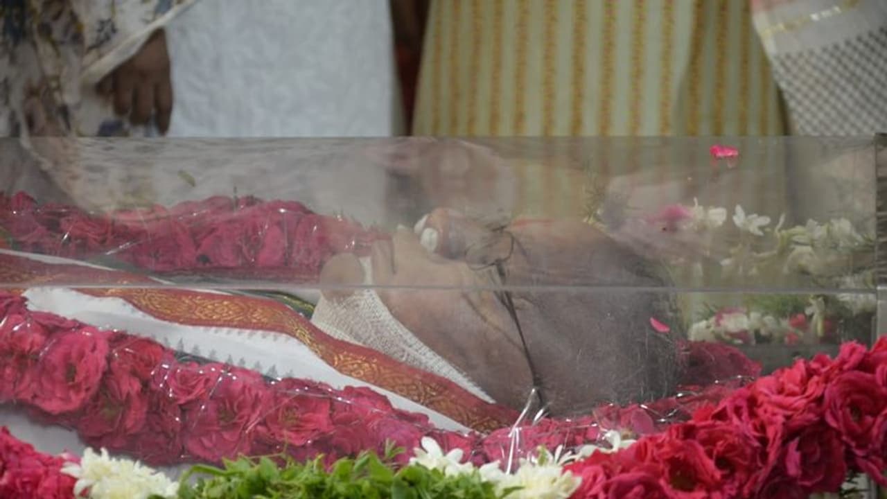 ప్రారంభమైన జైపాల్రెడ్డి అంత్యక్రియలు ప్రారంభమైన జైపాల్రెడ్డి అంత్యక్రియలు