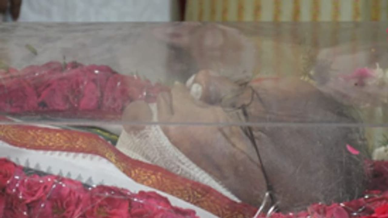 అశ్రునయనాల మధ్య జైపాల్ రెడ్డి అంత్యక్రియలు పూర్తి అశ్రునయనాల మధ్య జైపాల్ రెడ్డి అంత్యక్రియలు పూర్తి