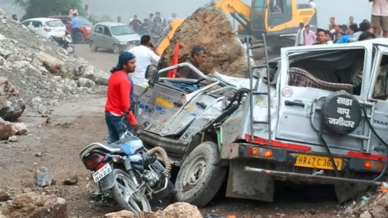 তীর্থযাত্রা কেড়ে নিল প্রাণ, গাড়ির মাথায় বোল্ডার পড়ে মৃত ২ তীর্থযাত্রা কেড়ে নিল প্রাণ, গাড়ির মাথায় বোল্ডার পড়ে মৃত ২