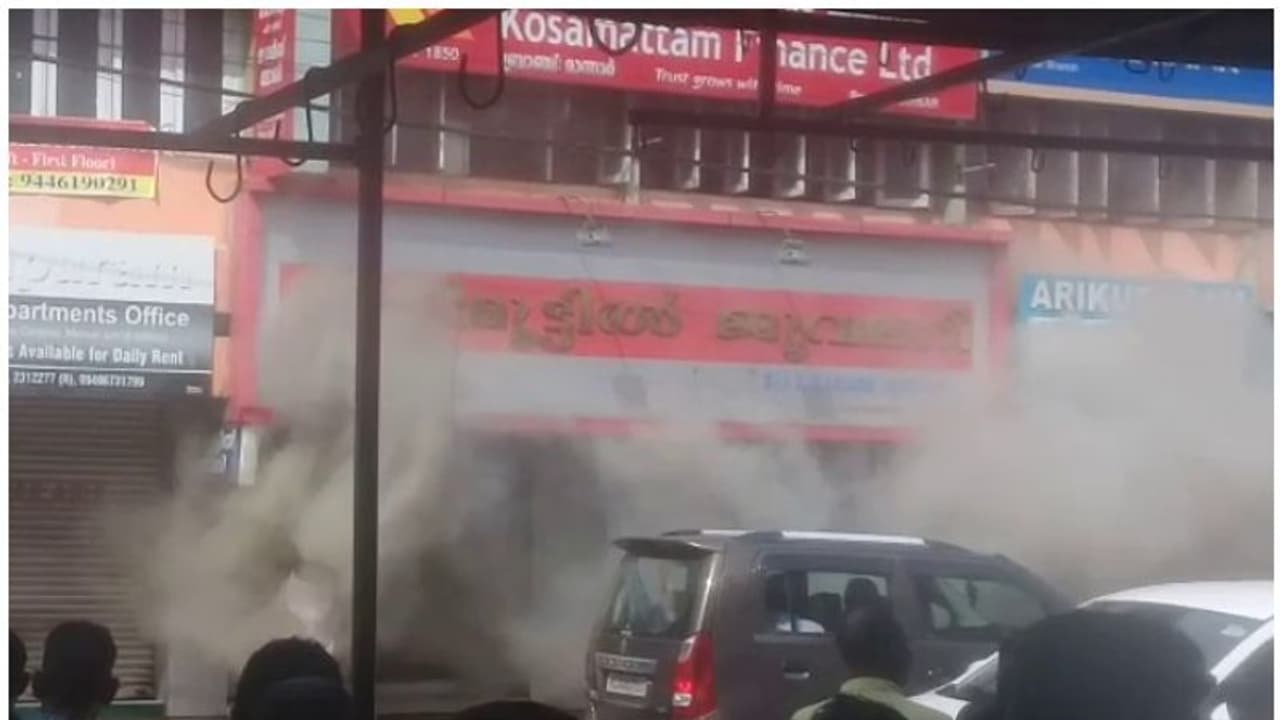 ചെങ്ങന്നൂരിൽ തീപിടിത്തം; ജ്വല്ലറി പൂർണമായും കത്തിനശിച്ചു ചെങ്ങന്നൂരിൽ തീപിടിത്തം; ജ്വല്ലറി പൂർണമായും കത്തിനശിച്ചു