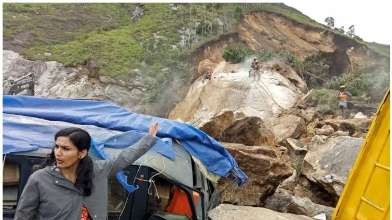 മൂന്നാറിലേക്കുള്ള പാതകളിൽ മണ്ണിടിച്ചിൽ; വലഞ്ഞ് യാത്രക്കാർ, സ്ഥലം സന്ദർശിച്ച് സബ് കളക്ടർ രേണുരാജ് മൂന്നാറിലേക്കുള്ള പാതകളിൽ മണ്ണിടിച്ചിൽ; വലഞ്ഞ് യാത്രക്കാർ, സ്ഥലം സന്ദർശിച്ച് സബ് കളക്ടർ രേണുരാജ്