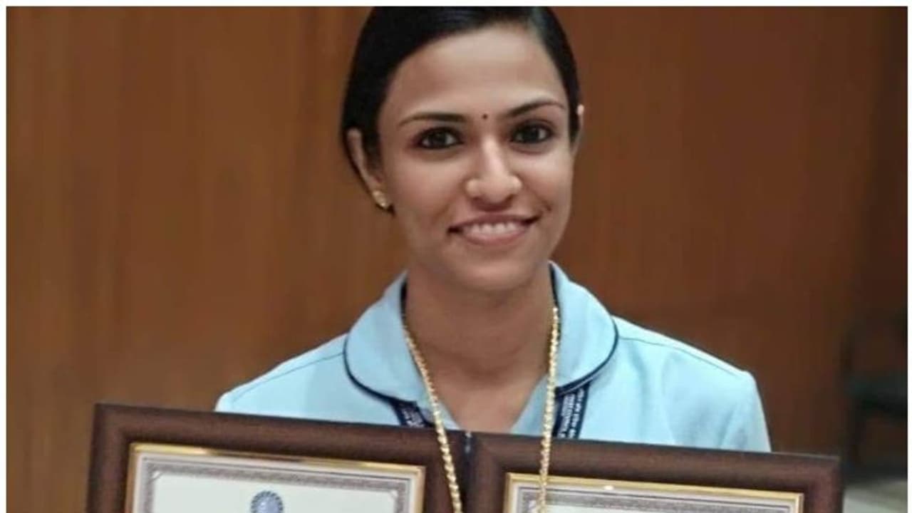 കൊലക്കത്തിക്ക് മുന്നില് പതറാതെ പെണ്കുട്ടിയുടെ ജീവന് രക്ഷിച്ച കാവല് മാലാഖ; മലയാളി നഴ്സിനെ ആദരിച്ച് കർണാടക സർക്കാര് കൊലക്കത്തിക്ക് മുന്നില് പതറാതെ പെണ്കുട്ടിയുടെ ജീവന് രക്ഷിച്ച കാവല് മാലാഖ; മലയാളി നഴ്സിനെ ആദരിച്ച് കർണാടക സർക്കാര്