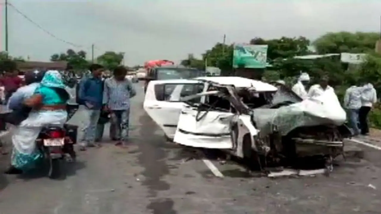 जिस ट्रक से उन्नाव गैंग रेप पीड़िता का हुआ एक्सीडेंट, जानें क्या है उसका सपा कनेक्शन