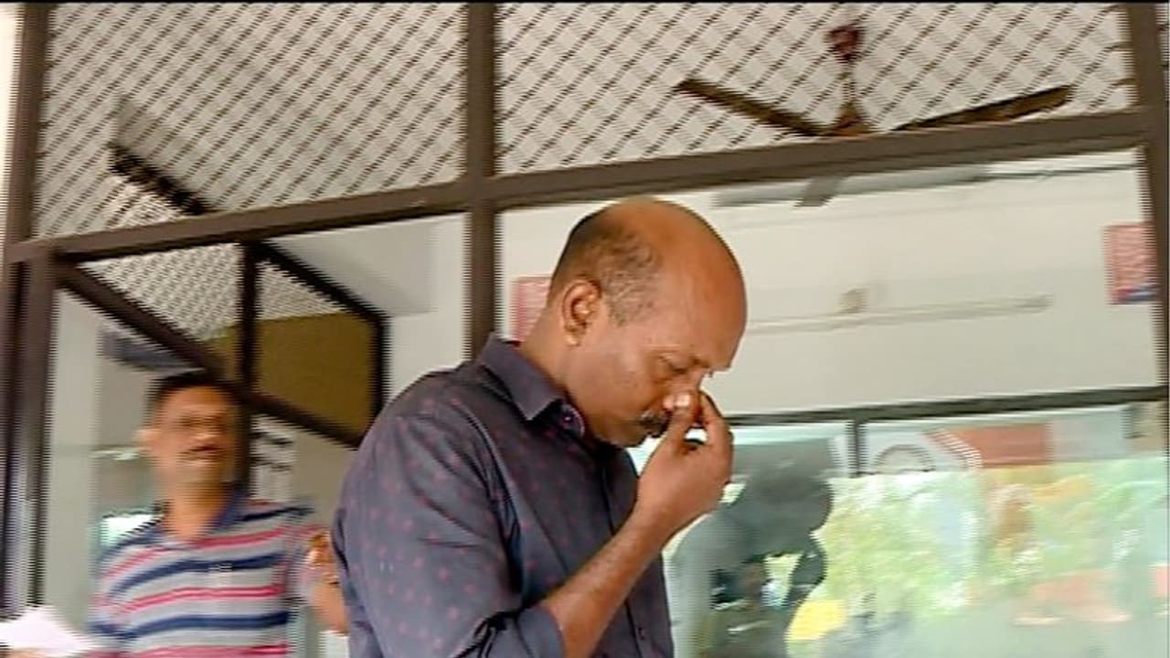 ഉന്നത ഉദ്യോഗസ്ഥന് ചമഞ്ഞ് ലക്ഷങ്ങളുടെ തട്ടിപ്പ്; പ്രതി പിടിയില് ഉന്നത ഉദ്യോഗസ്ഥന് ചമഞ്ഞ് ലക്ഷങ്ങളുടെ തട്ടിപ്പ്; പ്രതി പിടിയില്