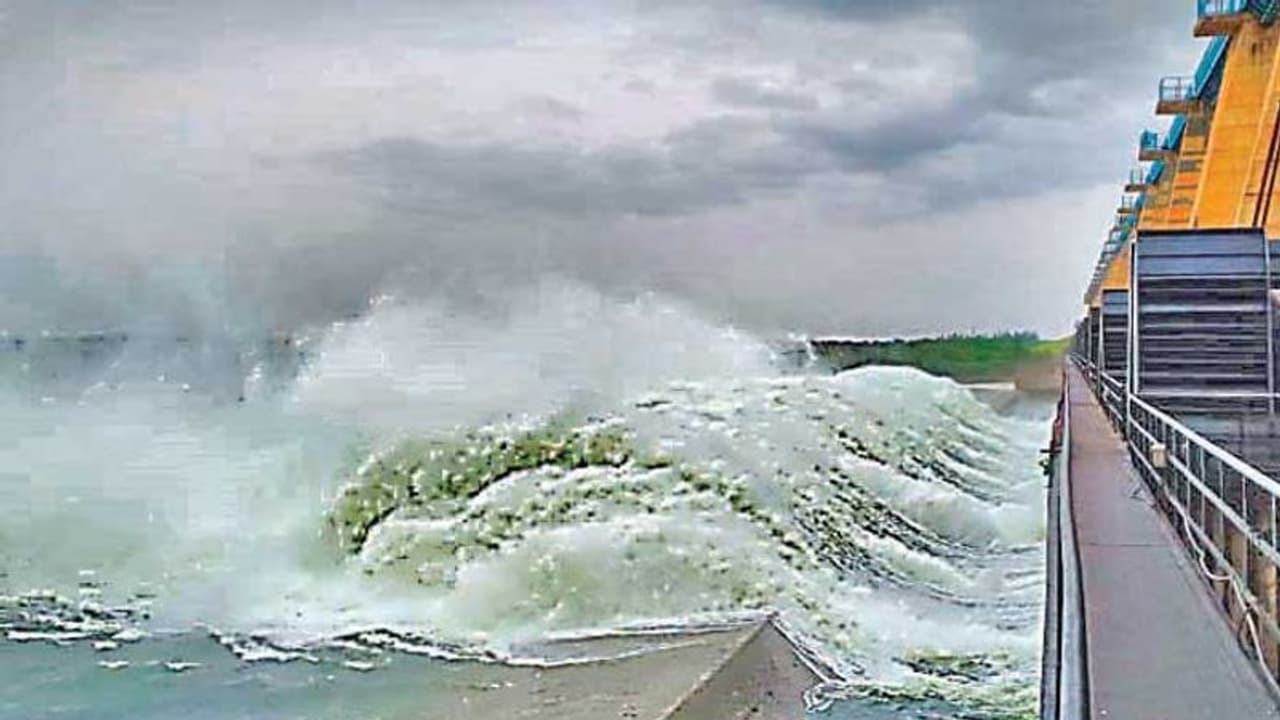 ಭಾರೀ ಮಳೆಗೆ ಜಲಾಶಯಗಳು ಭರ್ತಿ : ಕೃಷ್ಣೆಗೆ ನೀರು ಭಾರೀ ಮಳೆಗೆ ಜಲಾಶಯಗಳು ಭರ್ತಿ : ಕೃಷ್ಣೆಗೆ ನೀರು