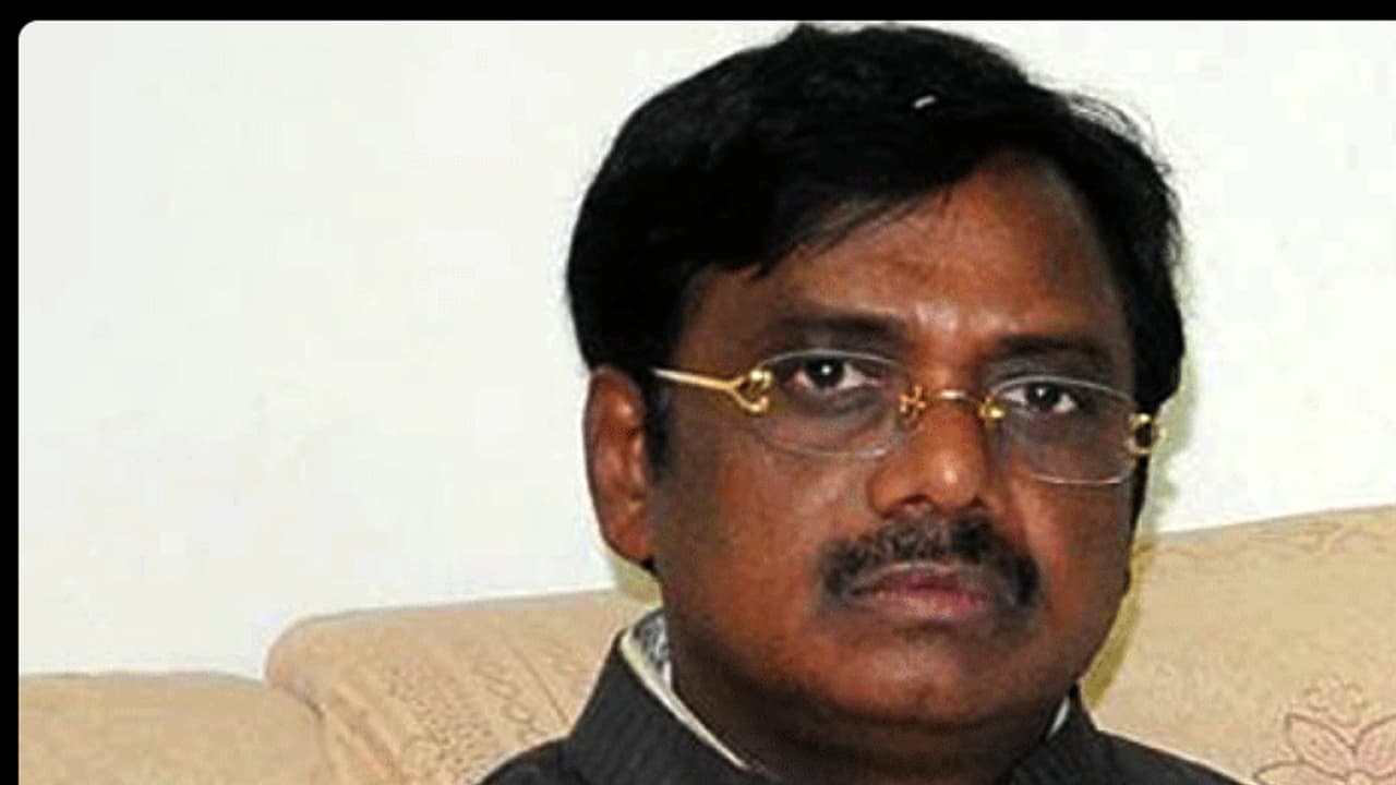 క్రికెట్లోకి కల్వకుంట్ల కవిత ఎంట్రీ.... అజారుద్దిన్ కేటీఆర్ ల మధ్య ఒప్పందం: వివేక్