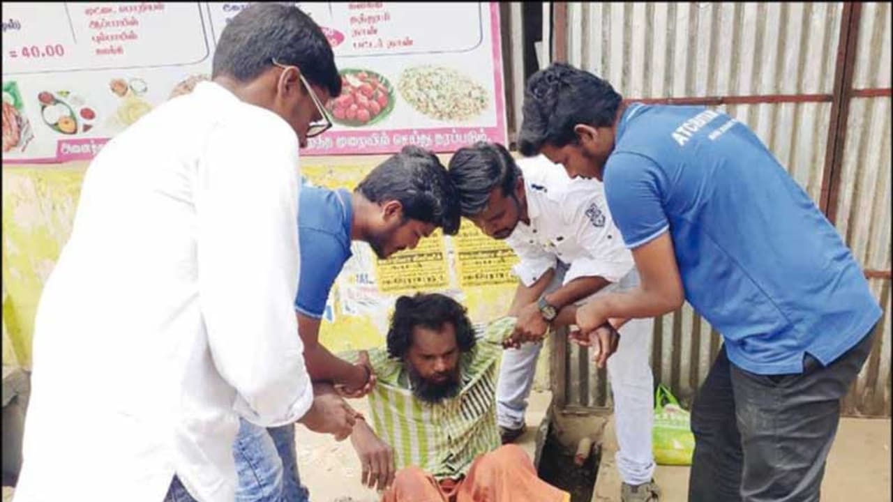 வேறொருவரை மணந்த மனைவி ! பிரிந்த வேதனையில் பிச்சைக்காரராக மாறிய அரசு ஊழியர் !!