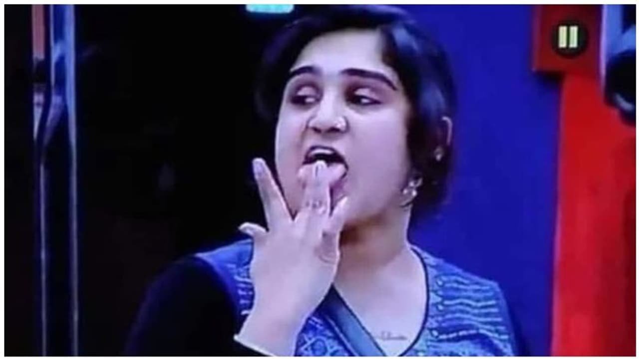 பொண்டாட்டின்னா பொஸஸிவ்வா இல்லாம புருஷனை ஊர் மேய விடுவாளா.? தர்ஷனை வறுத்தெடுத்த வனிதா..!! பொண்டாட்டின்னா பொஸஸிவ்வா இல்லாம புருஷனை ஊர் மேய விடுவாளா.? தர்ஷனை வறுத்தெடுத்த வனிதா..!!