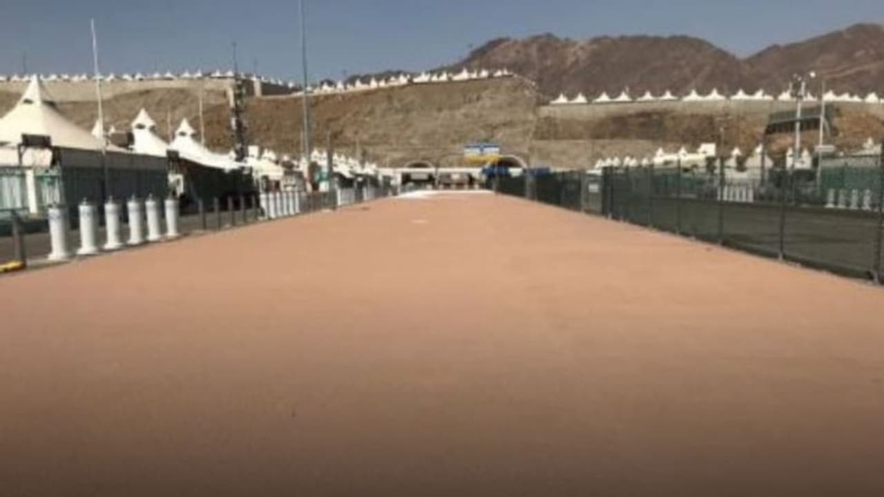 കനത്ത ചൂടില് നിന്ന് ഹാജിമാര്ക്ക് ആശ്വാസം പകരാന് മക്കയില് പ്രത്യേക നടപ്പാതകള് സ്ഥാപിച്ചു കനത്ത ചൂടില് നിന്ന് ഹാജിമാര്ക്ക് ആശ്വാസം പകരാന് മക്കയില് പ്രത്യേക നടപ്പാതകള് സ്ഥാപിച്ചു