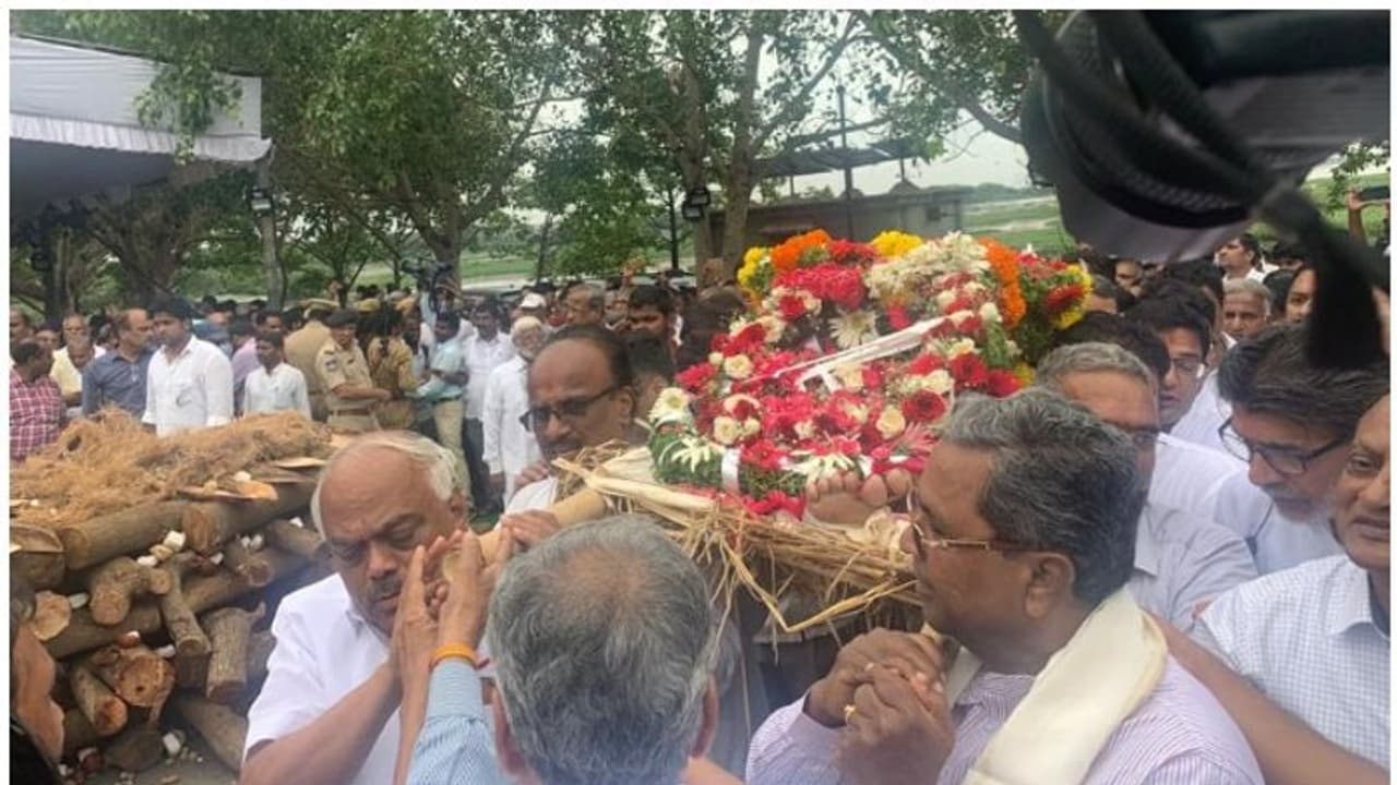 ಅಗಲಿದ ಆತ್ಮೀಯ ಗೆಳೆಯನಿಗೆ ಹೆಗಲು ಕೊಟ್ಟ ರಮೇಶ್ ಕುಮಾರ್, ಸಿದ್ದರಾಮಯ್ಯ