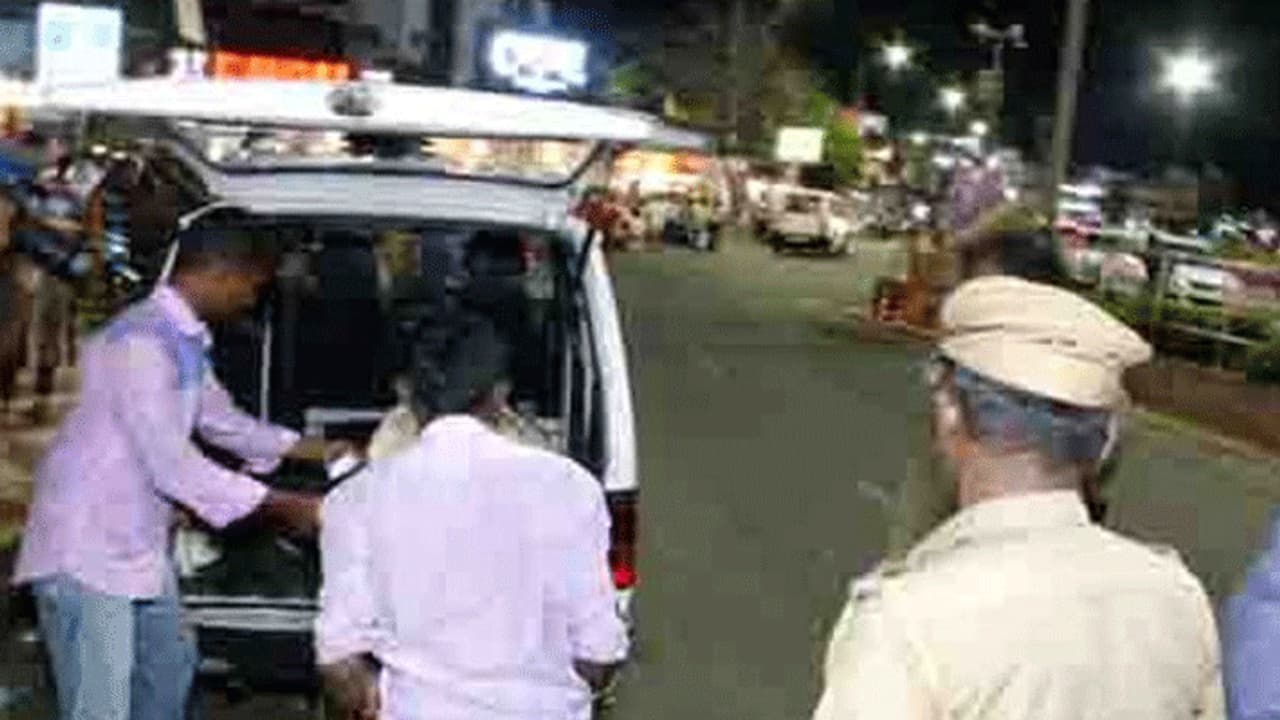 அதிமுக முன்னாள் எம்.பி. மனைவி படுகொலை... 105 நாட்களுக்கு பிறகு மகன் கைது..! அதிமுக முன்னாள் எம்.பி. மனைவி படுகொலை... 105 நாட்களுக்கு பிறகு மகன் கைது..!