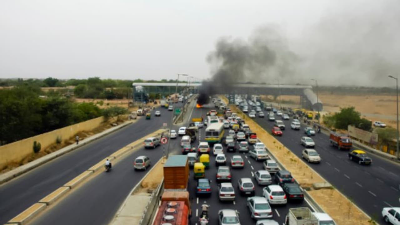 ট্রাফিকের হাল হকিকত খতিয়ে দেখতে এবার পথে নামছেন প্রাক্তন সেনা জওয়ানরা ট্রাফিকের হাল হকিকত খতিয়ে দেখতে এবার পথে নামছেন প্রাক্তন সেনা জওয়ানরা