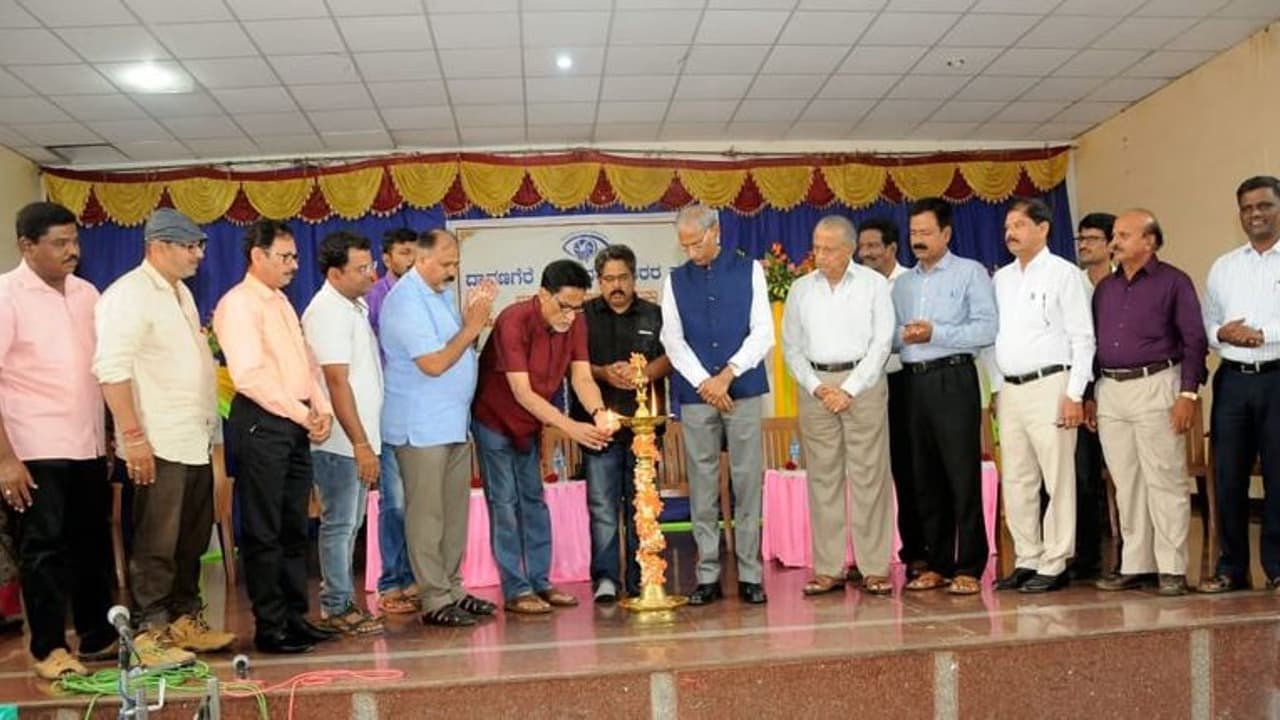 ಹೊರಗಿನವರು ಕಡಿವಾಣ ಹಾಕುವ ಮುನ್ನ ನಾವೇ ಹಾಕಿಕೊಳ್ಳೋಣ : ಜೋಗಿ ಹೊರಗಿನವರು ಕಡಿವಾಣ ಹಾಕುವ ಮುನ್ನ ನಾವೇ ಹಾಕಿಕೊಳ್ಳೋಣ : ಜೋಗಿ