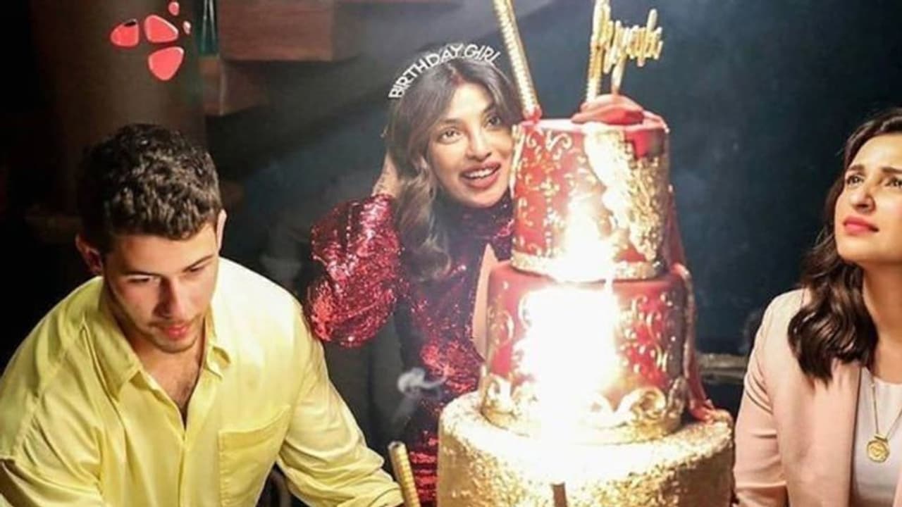 बर्थडे में प्रियंका चोपड़ा ने काटा इतना महंगा केक, 24 घंटे में हुआ था तैयार बर्थडे में प्रियंका चोपड़ा ने काटा इतना महंगा केक, 24 घंटे में हुआ था तैयार