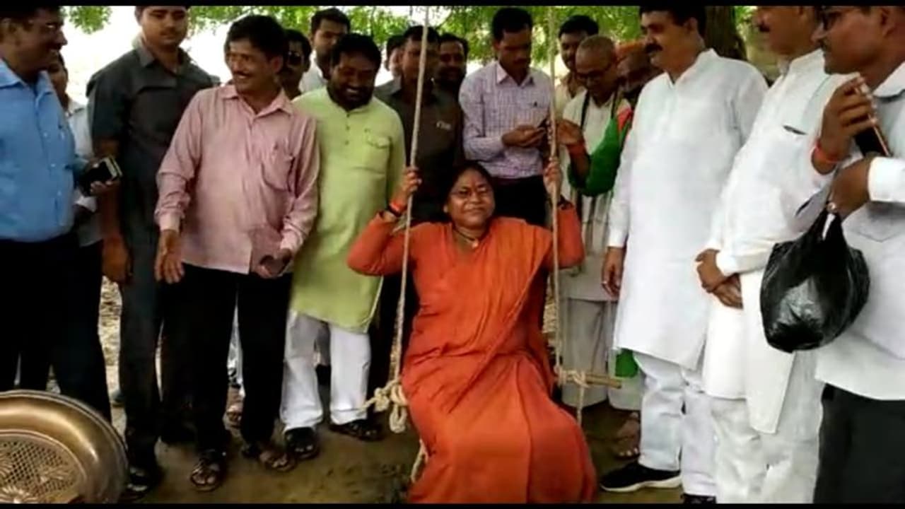 झूला देखकर खुद को रोक नही सकीं केंद्रीय मंत्री, झूलकर याद किया बचपन झूला देखकर खुद को रोक नही सकीं केंद्रीय मंत्री, झूलकर याद किया बचपन