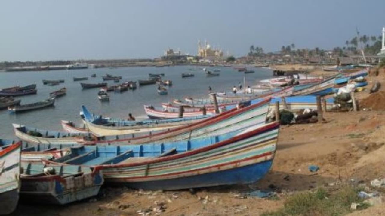 വിഴിഞ്ഞം കടല്ദുരന്തം; 2 മത്സ്യത്തൊഴിലാളികളെ ഇനിയും കണ്ടെത്തിയില്ല,രക്ഷാപ്രവര്ത്തനത്തില് വീഴ്ചയെന്ന് ആക്ഷേപം വിഴിഞ്ഞം കടല്ദുരന്തം; 2 മത്സ്യത്തൊഴിലാളികളെ ഇനിയും കണ്ടെത്തിയില്ല,രക്ഷാപ്രവര്ത്തനത്തില് വീഴ്ചയെന്ന് ആക്ഷേപം