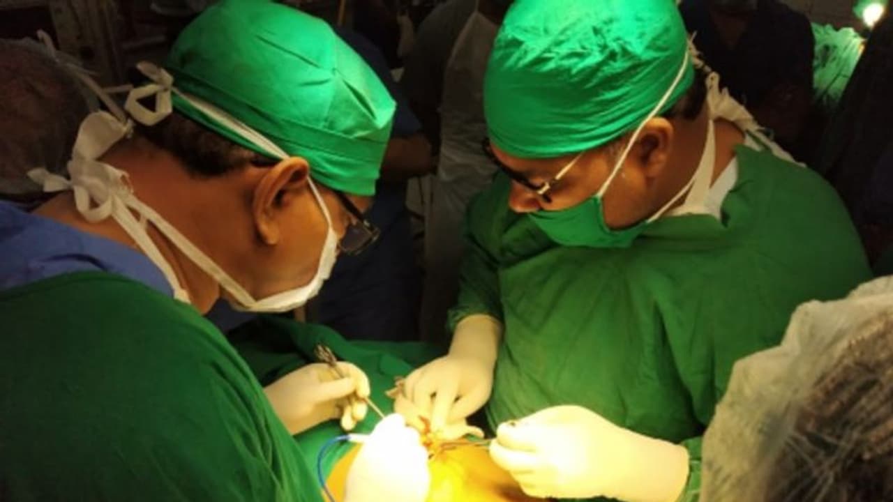 যকৃৎ ফুসফুস থেকে বেরোল টেনিস বলের সাইজের সিস্ট! বড় নজির বাকুঁড়ার চিকিৎসকদের যকৃৎ ফুসফুস থেকে বেরোল টেনিস বলের সাইজের সিস্ট! বড় নজির বাকুঁড়ার চিকিৎসকদের