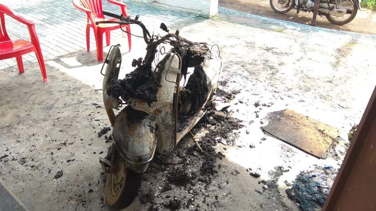 വീടിന് മുന്നിൽ സൂക്ഷിച്ച സ്കൂട്ടറിന് അജ്ഞാതർ തീയിട്ടു വീടിന് മുന്നിൽ സൂക്ഷിച്ച സ്കൂട്ടറിന് അജ്ഞാതർ തീയിട്ടു