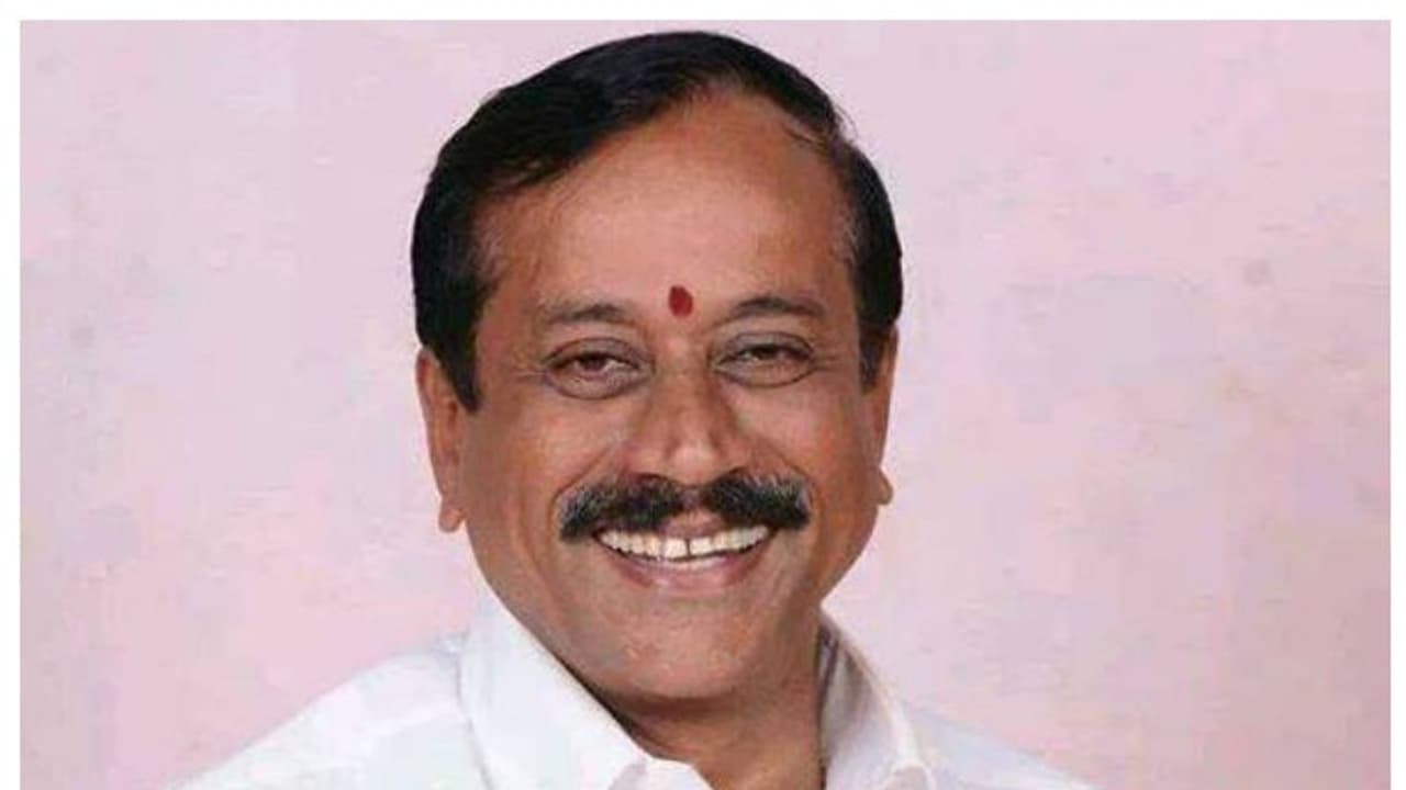 பெண்ணின் அடர்க்கூந்தலுக்கு விளக்கம் சொல்லி தமிழுக்கு பெருமை... அசத்தும் ஹெச்.ராஜா..! பெண்ணின் அடர்க்கூந்தலுக்கு விளக்கம் சொல்லி தமிழுக்கு பெருமை... அசத்தும் ஹெச்.ராஜா..!