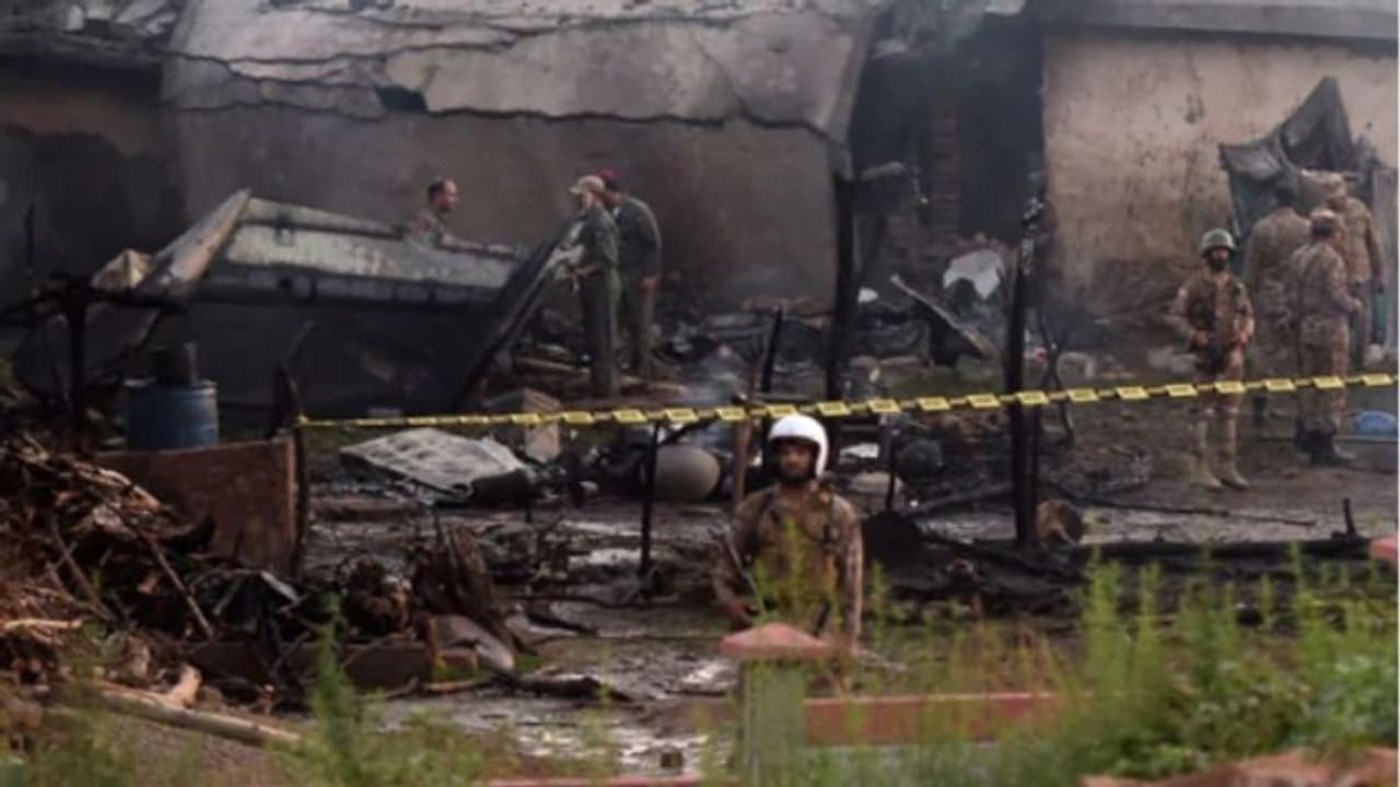 പാക്കിസ്ഥാന്റെ സൈനിക വിമാനം തകര്ന്ന് 17 പേര് മരിച്ചു പാക്കിസ്ഥാന്റെ സൈനിക വിമാനം തകര്ന്ന് 17 പേര് മരിച്ചു