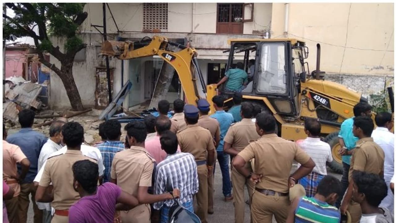 குளத்தை ஆக்கிரமித்து கட்டிய வீடுகள் அகற்றம் குளத்தை ஆக்கிரமித்து கட்டிய வீடுகள் அகற்றம்