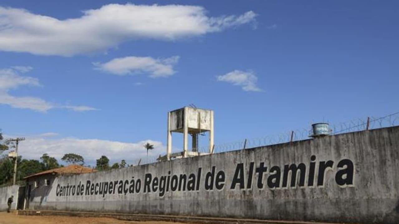 జైల్లో గ్యాంగ్ వార్: తెగిపడిన తలలు, కాలిపోయిన శరీరాలు జైల్లో గ్యాంగ్ వార్: తెగిపడిన తలలు, కాలిపోయిన శరీరాలు