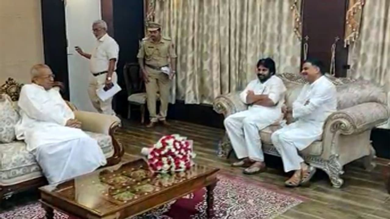 మా సమస్యలు తొలగించండి, మాకు అండగా ఉండండి: గవర్నర్ ను కలిసిన పవన్ కళ్యాణ్ మా సమస్యలు తొలగించండి, మాకు అండగా ఉండండి: గవర్నర్ ను కలిసిన పవన్ కళ్యాణ్