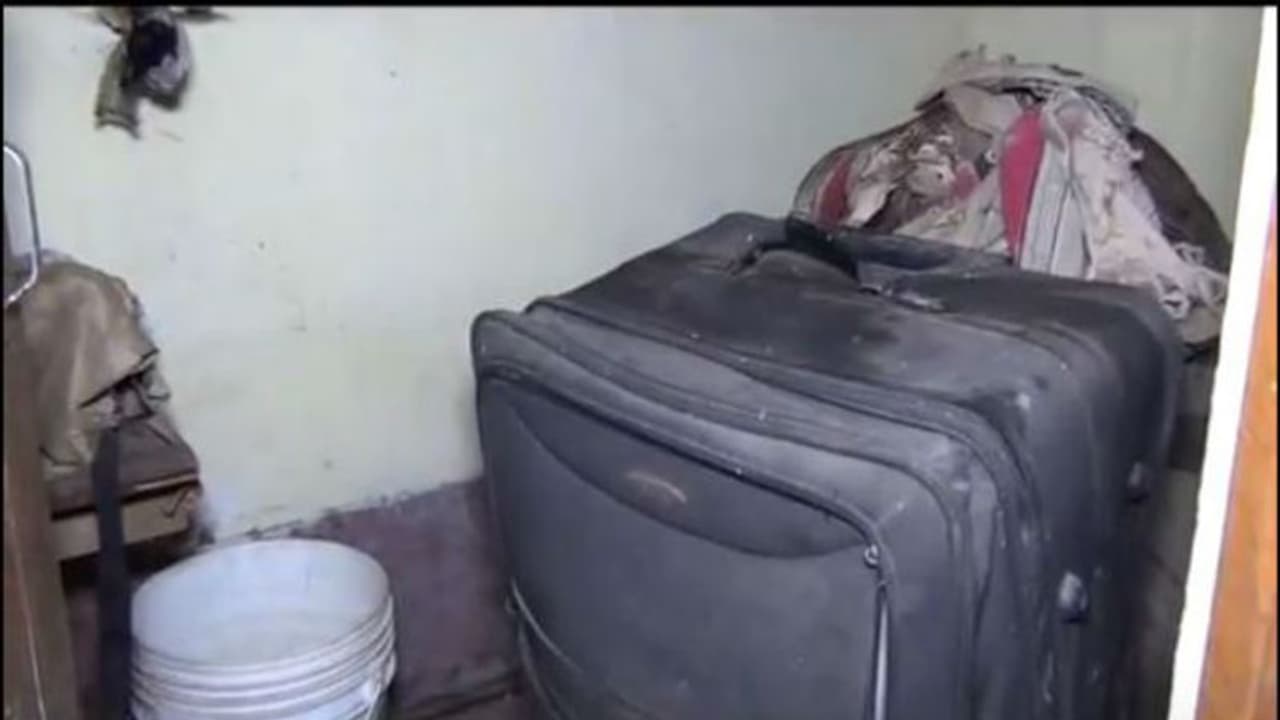 বাথরুমের মধ্যে জোড়া ট্রলি ব্যাগ, ভিতর থেকে উদ্ধার দম্পতির দেহ বাথরুমের মধ্যে জোড়া ট্রলি ব্যাগ, ভিতর থেকে উদ্ধার দম্পতির দেহ