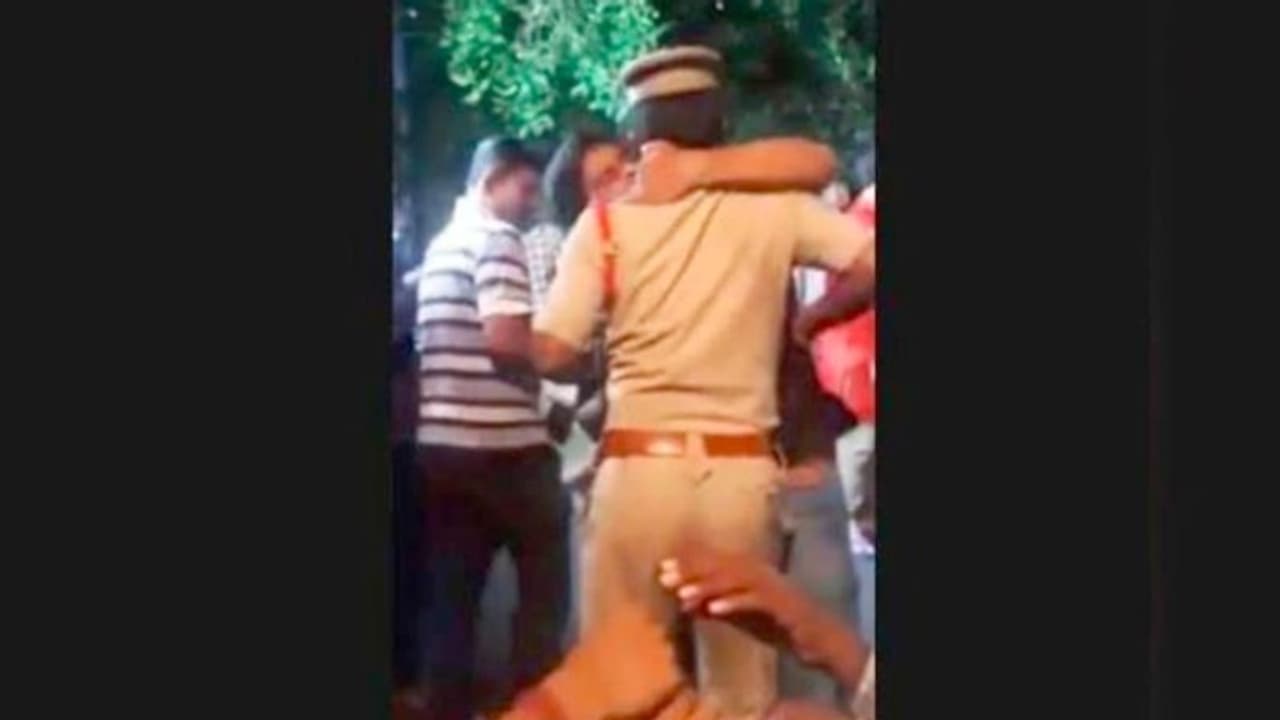 মদ্যপ অবস্থায় পুলিশকে চুমু খেয়ে শ্রীঘরে যুবক, ভিডিও ভাইরাল সোশ্যাল মিডিয়ায়