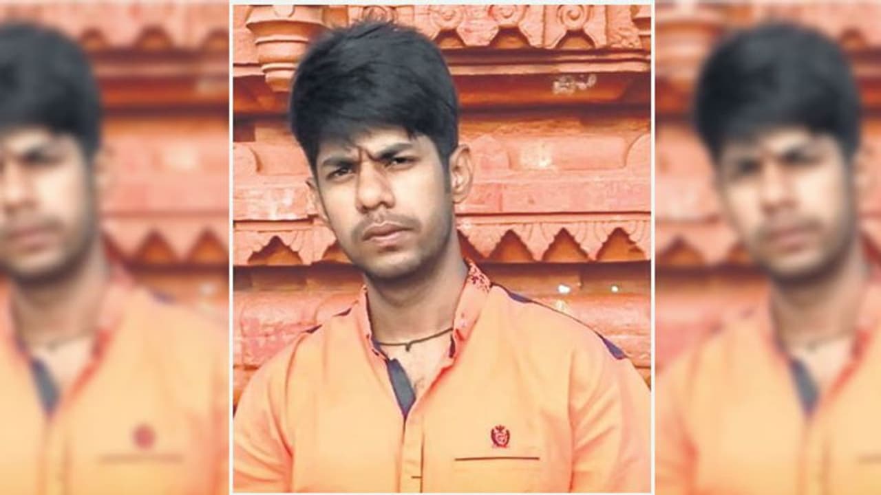 राहुल नाम और गांधी सरनेम में क्या रखा है, जिस पे बीत रही उससे पूछिए राहुल नाम और गांधी सरनेम में क्या रखा है, जिस पे बीत रही उससे पूछिए