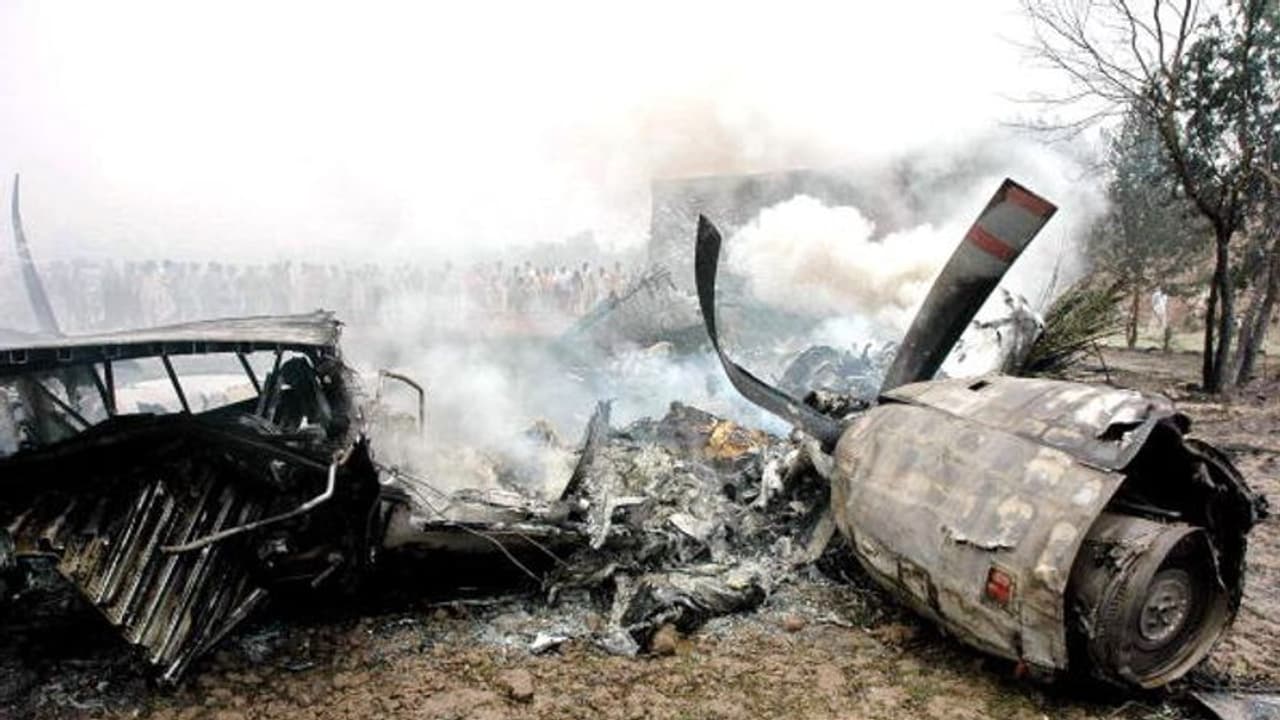 ট্রেনিং এর সময়ই ভেঙে পড়ল বিমান, ৫ পাক সেনা সহ মৃত ১৭ ট্রেনিং এর সময়ই ভেঙে পড়ল বিমান, ৫ পাক সেনা সহ মৃত ১৭