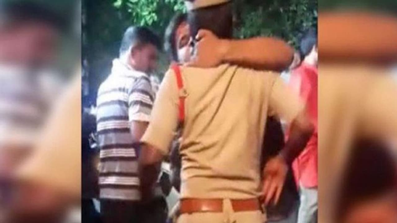 बीच रास्ते पुलिसवाले को कर लिया KISS, सीधे पहुंचा थाने बीच रास्ते पुलिसवाले को कर लिया KISS, सीधे पहुंचा थाने