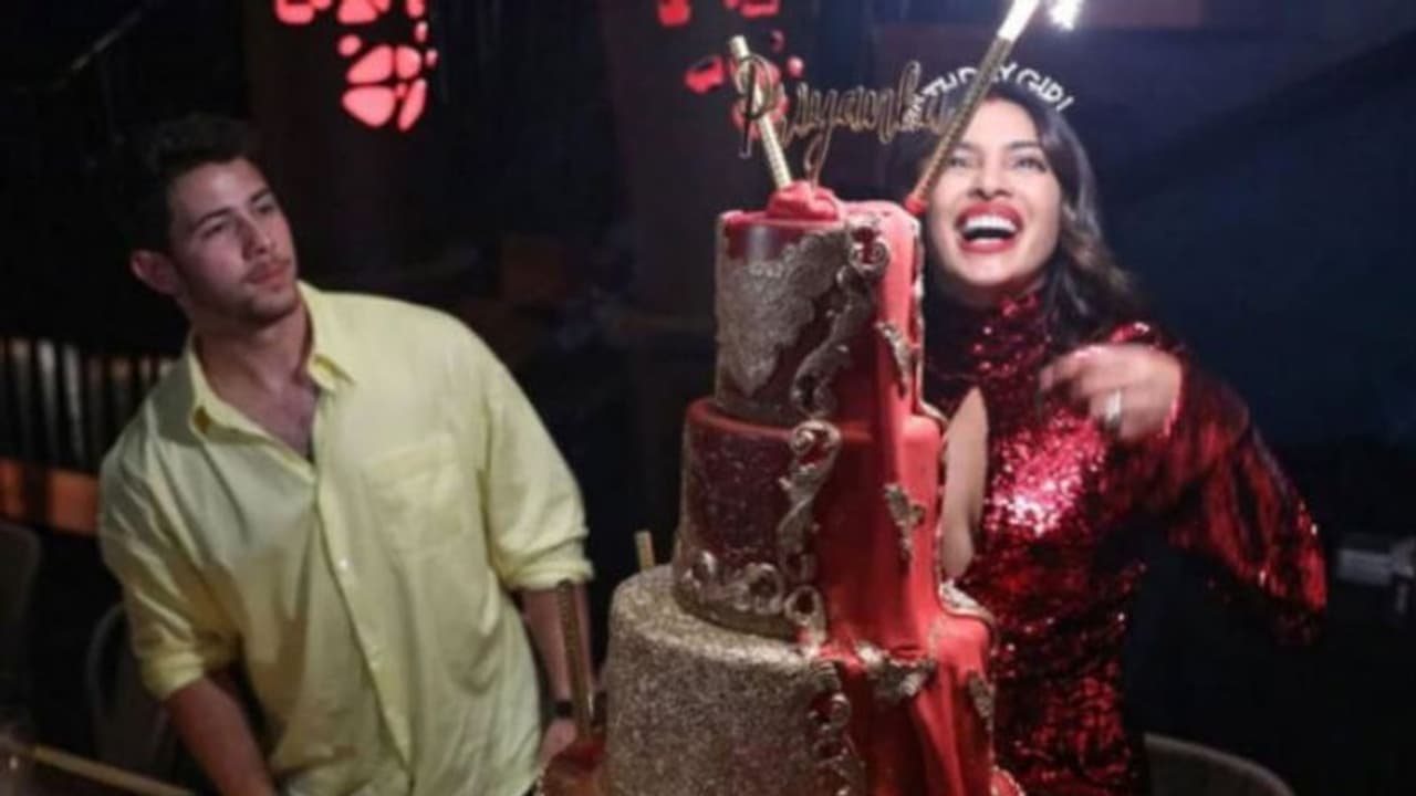 പിറന്നാളിന് പ്രിയങ്കയ്ക്ക് ഭര്ത്താവ് നല്കിയ കേക്കിന്റെ വിലയൊന്ന് കേള്ക്കണം! പിറന്നാളിന് പ്രിയങ്കയ്ക്ക് ഭര്ത്താവ് നല്കിയ കേക്കിന്റെ വിലയൊന്ന് കേള്ക്കണം!