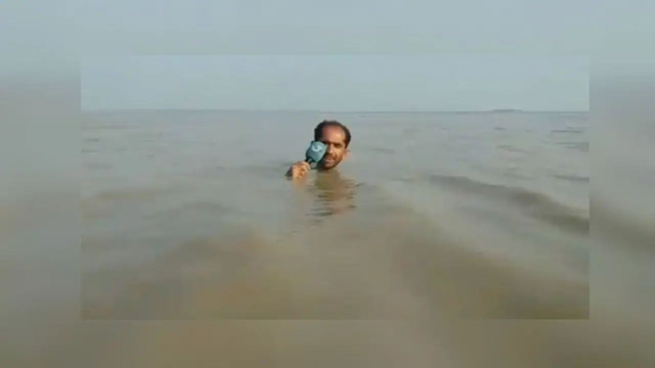 গলা সমান জলে দাঁড়িয়ে লাইভ রিপোর্টিং, সোশ্যাল মিডিয়ায় প্রশংসিত পাক সাংবাদিক